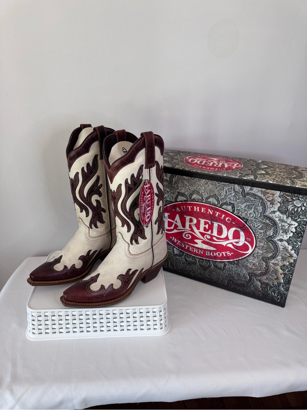 Laredo Women's Raya Snip Toe western boots. Womens size 7M